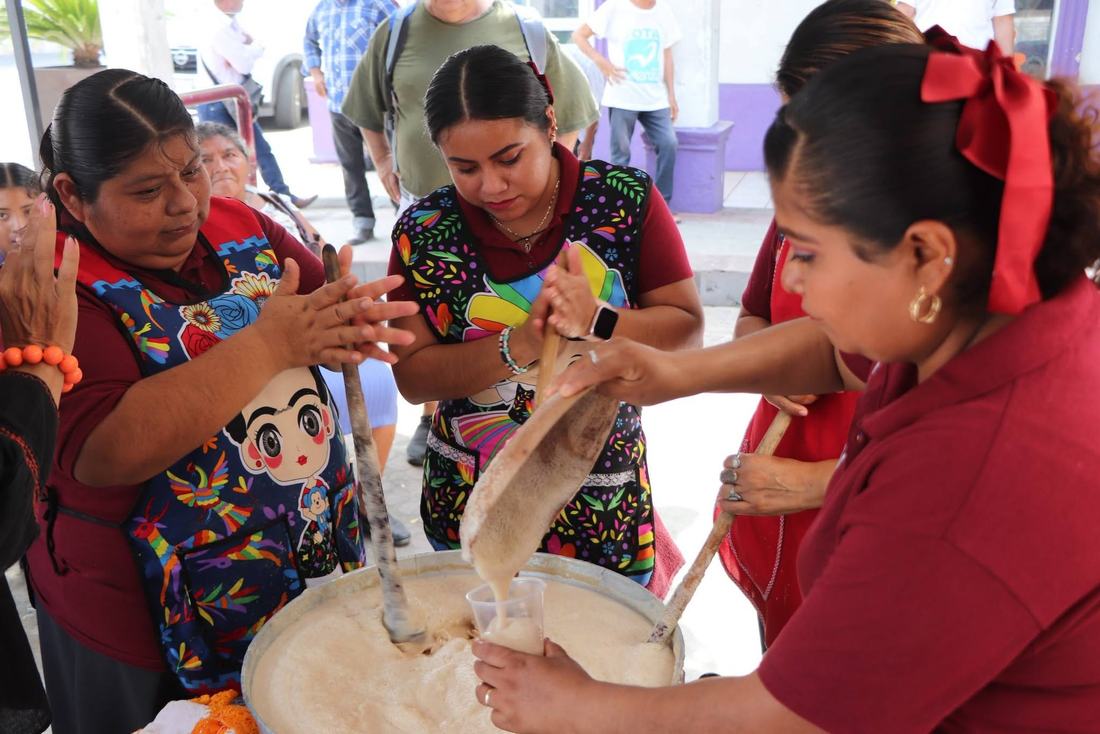 Mujeres preparan alimentos tradicionales durante el encuentro cultural