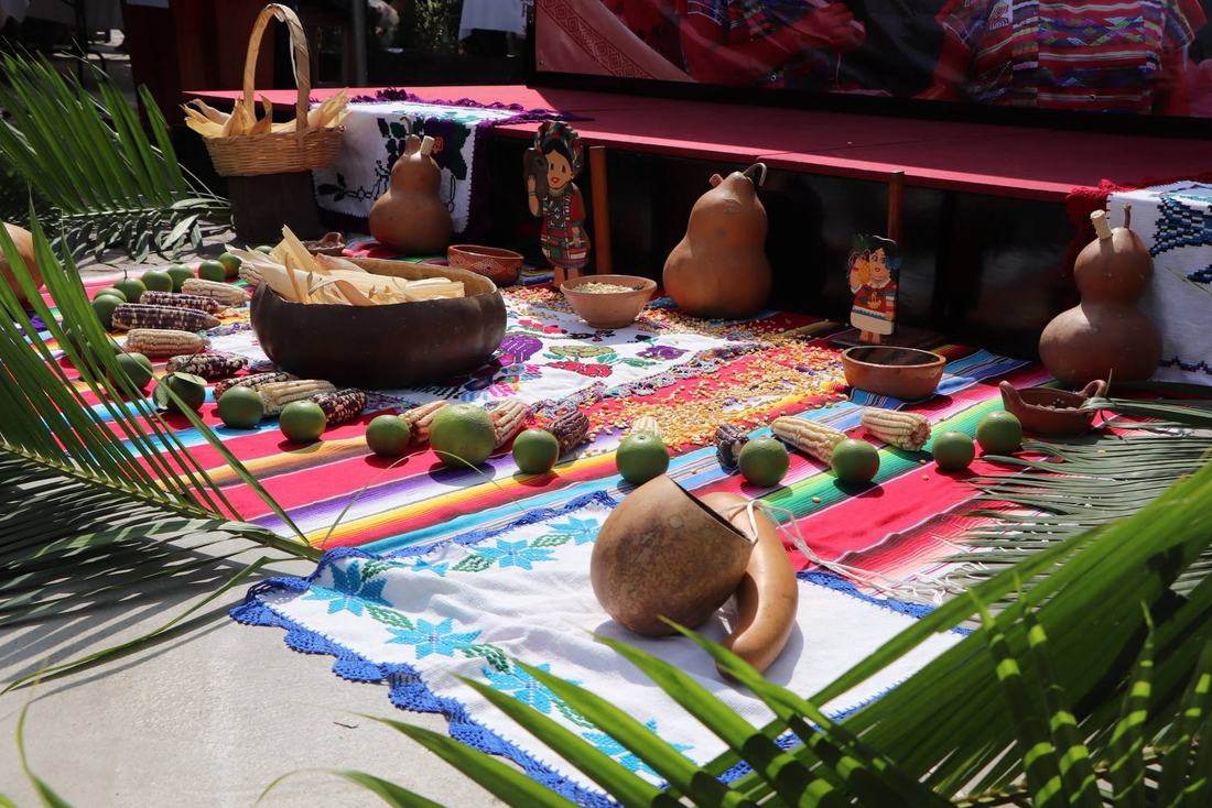 Mesa con tamales y platillos tradicionales