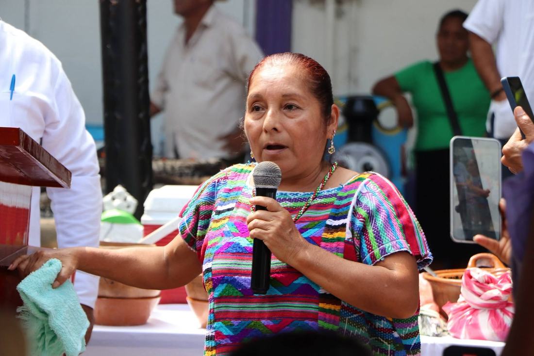 Mujer chinanteca habla ante el público durante el encuentro cultural