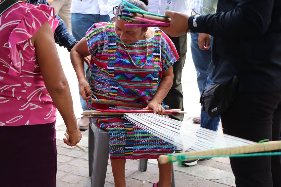 Mujer chinanteca teje en telar de cintura