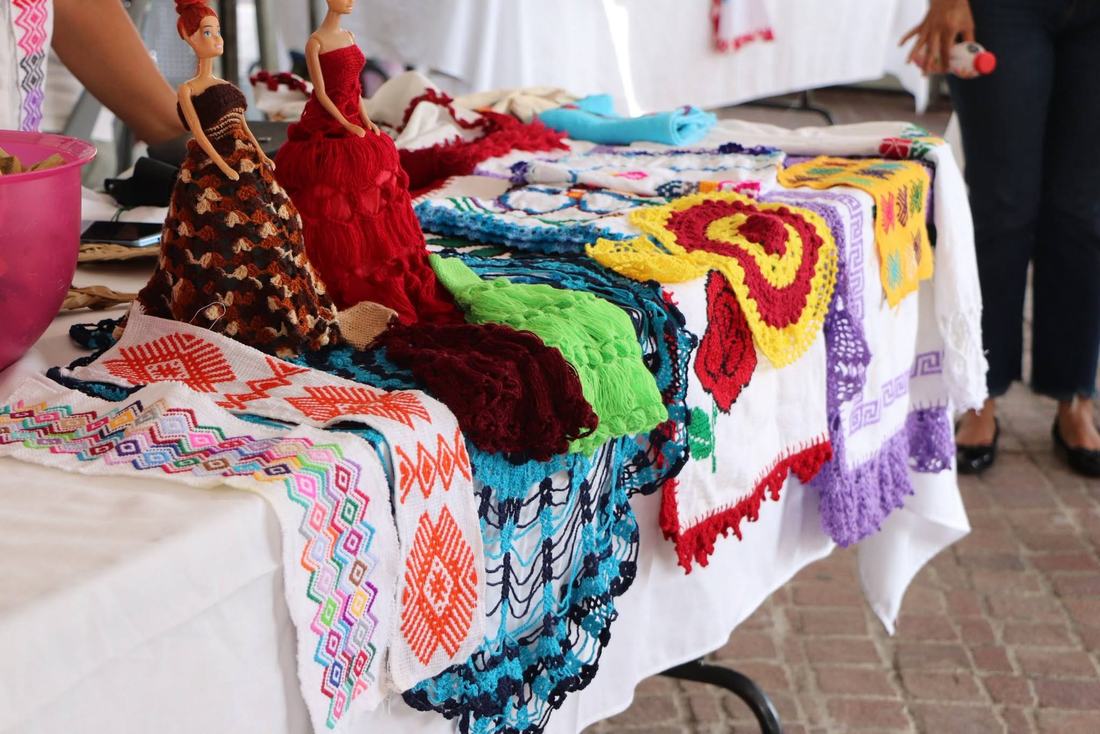 Mesa con textiles tejidos y bordados a mano