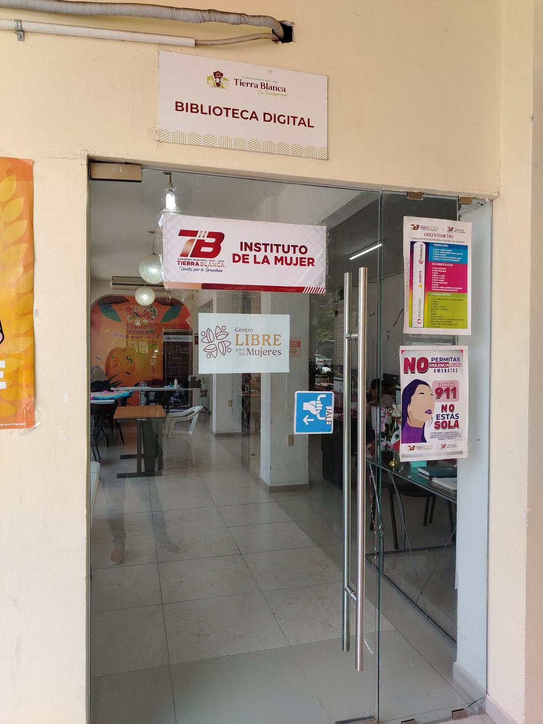 Entrada de la oficina del Instituto Municipal de la Mujer, en los bajos de la Casa de Cultura